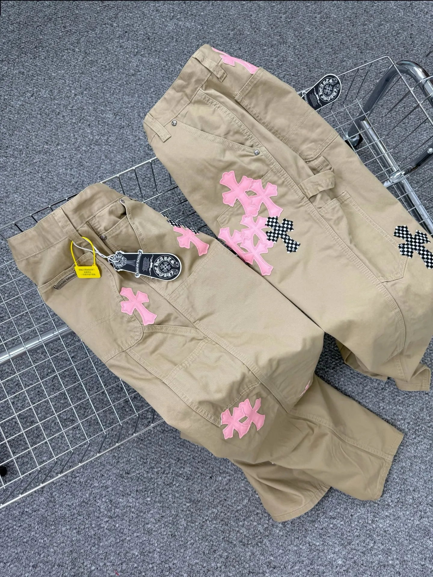 P260 Style number: H837 ChromeHearts & ChromeHearts 2025 new khaki logging pink checkerboard cross-leaf leather couple's loose jeans Top ceiling quality Styles with different wash textures are very friendly to people with thin legs and thick legs. The straight and loose version is very flattering to the leg shape. Moderate length that never goes out of style, easy to match with casually, basic styling for various styles, a must-have in the wardrobe! The fabric is stiff but also makes the upper body soft without losing texture. The washing process is even more perfect. It is a must-have item for everyone! ! ! Washed wheat, hang tag, pants label, three labels complete Color: Khaki Size: 28-30-32-34